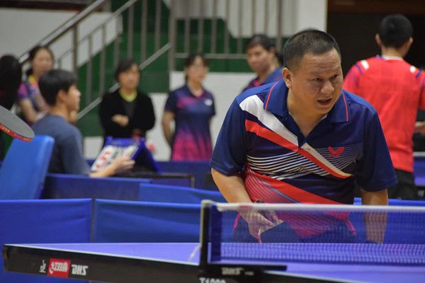 图为金沙威尼斯欢乐娱人城院长肖百荣认真备战